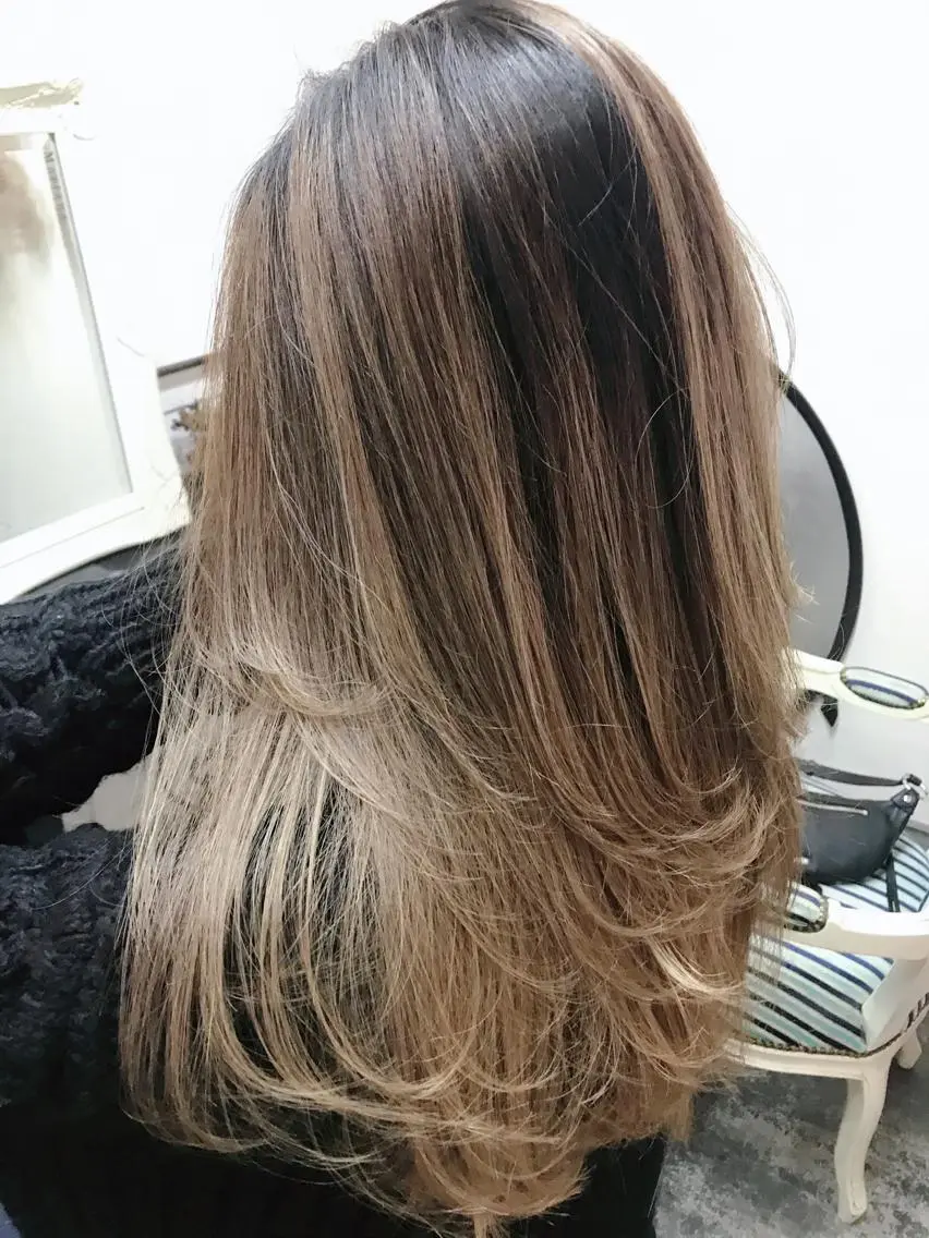 ミディアム カラー ヘアアレンジ お団子ヘア 切りっぱなしボブ バレイヤージュ デザインカラー グラデーションカラー Mariana/ 鶴原-ハイライトのヘアスタイル