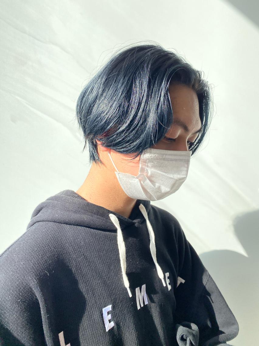 ミディアム カラー メンズ 黒髪 ブルーカラー ブルーブラック カット ヘアカラー 横地 凌のヘアスタイル