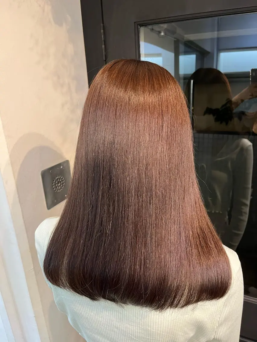 セミロング カラー Airi 韓国y2k ハイレイヤーのヘアスタイル