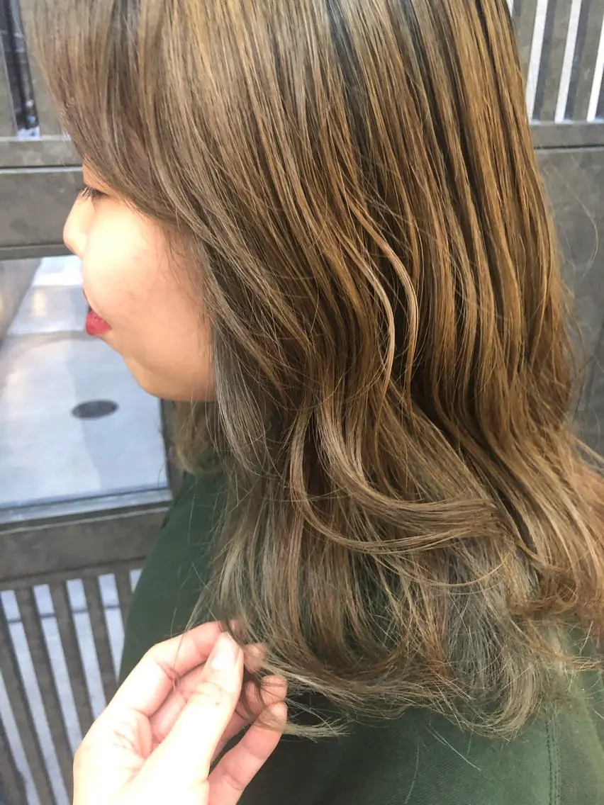 ロング カラー ウルフカット／吉村 桃子のヘアスタイル
