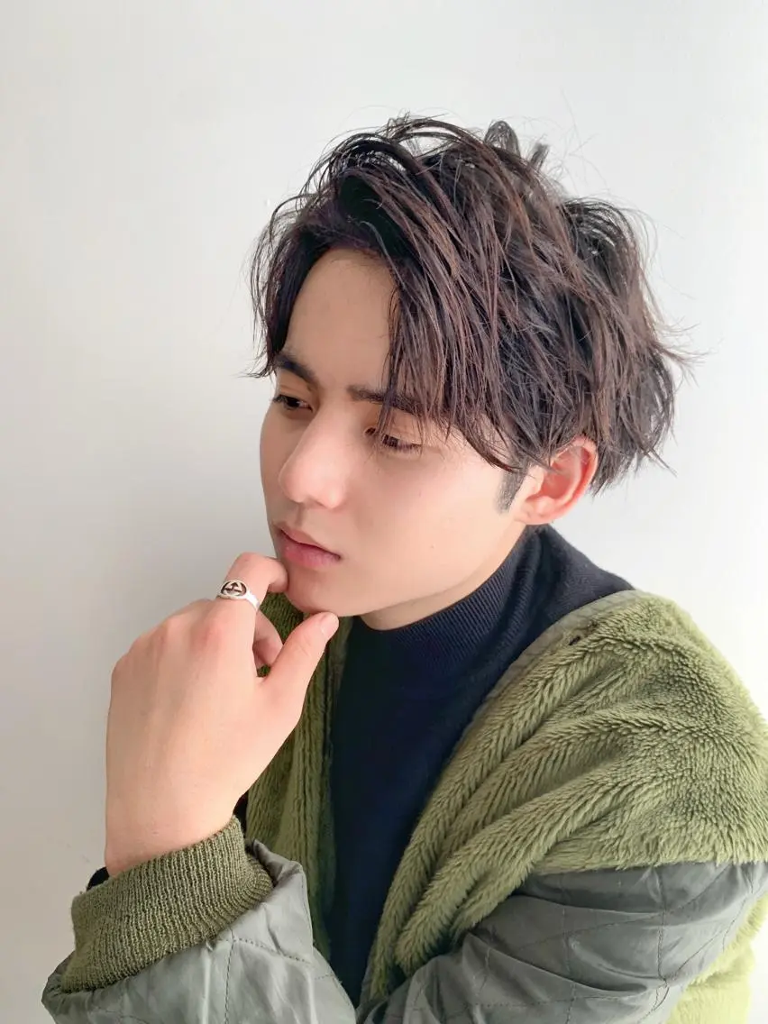 ミディアム パーマ メンズ ミディアムパーマ メンズブリーチ センターパート フェードカット メンズハイライト メンズStylist 山根慧のヘアスタイル