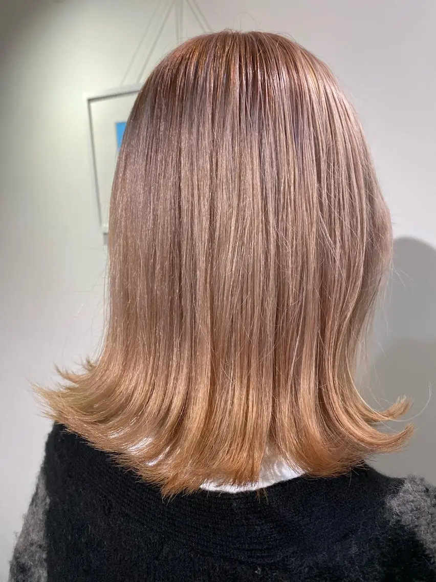 ミディアム カラー ベージュカラー ハイトーンカラー ミルクティーベージュ ヘアカラー 艶カラー、パーマ 祥一朗 WAWAのヘアスタイル