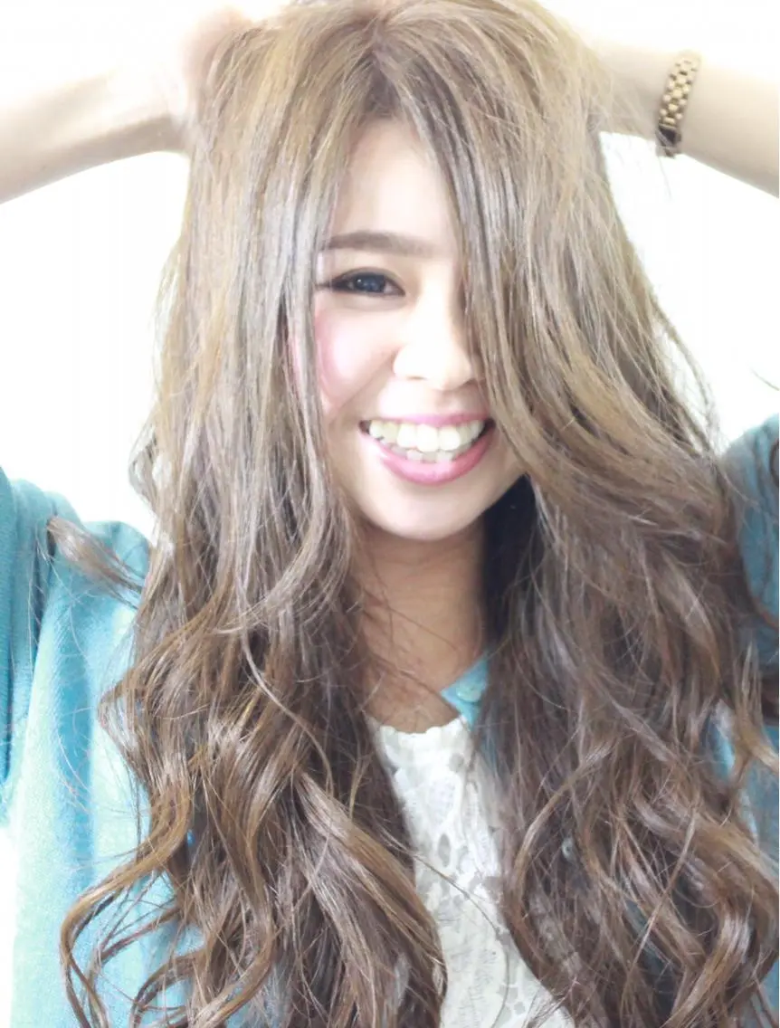 ロング 伊藤 裕貴のヘアスタイル