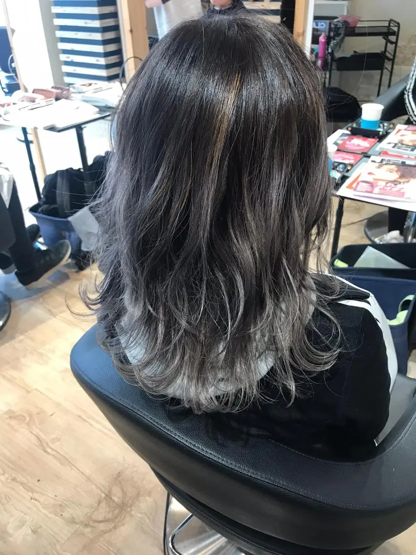 ミディアム カラー バレイヤージュ シルバー レイヤーカット ヘアカラー 大久保 隆蔵のヘアスタイル