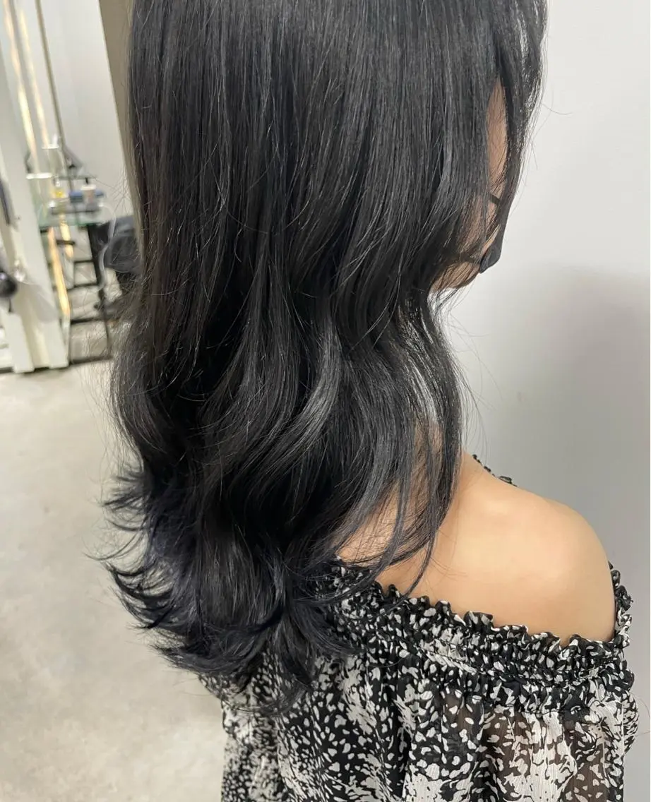 ミディアム カラー アッシュ 黒髪 ブルーカラー ブルーブラック ダークアッシュ カット ヘアカラー トリートメント 透明感カラー/ レイヤー　YUKAのヘアスタイル