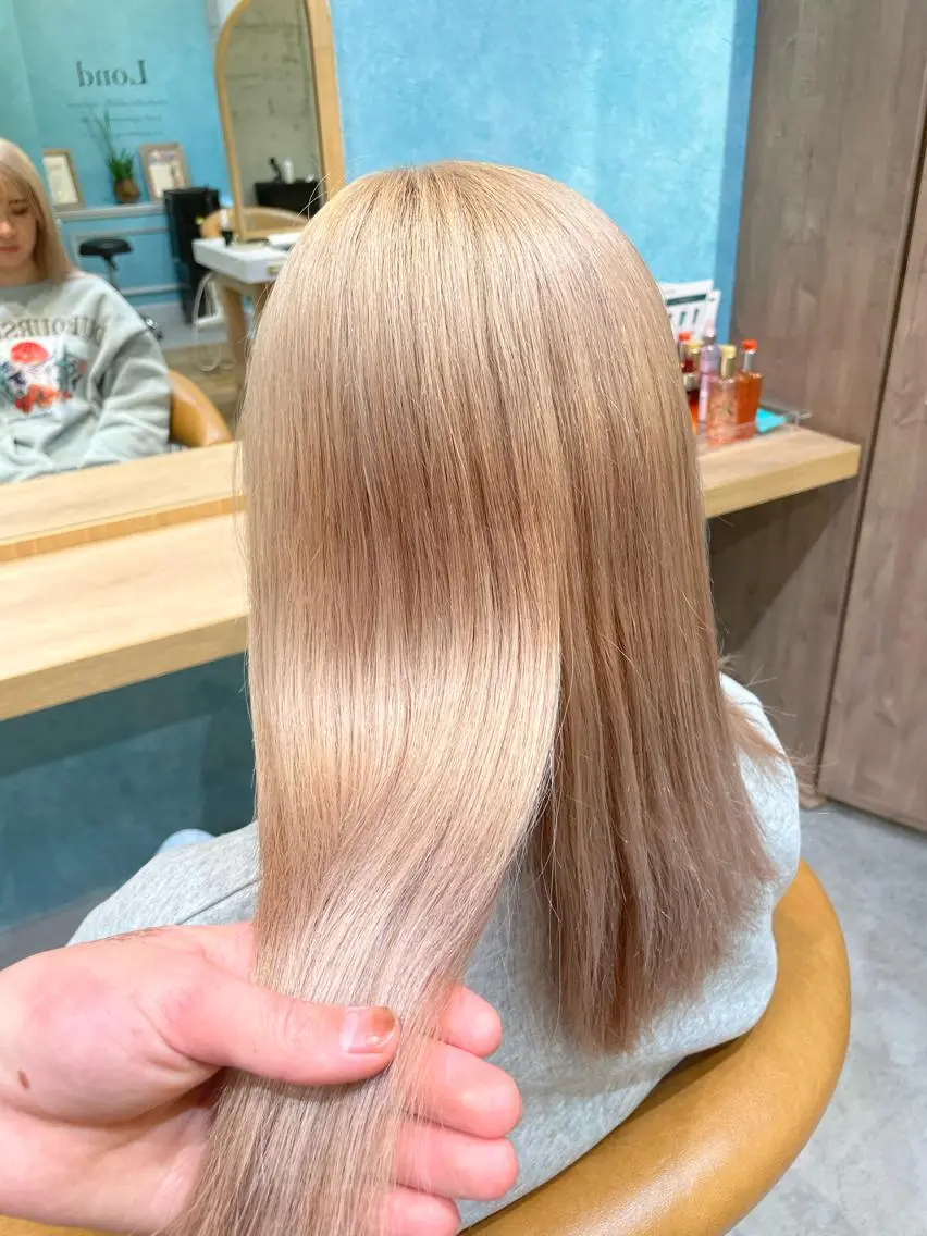 セミロング カラー 🌈ブリーチ特化🌈 MINATOのヘアスタイル