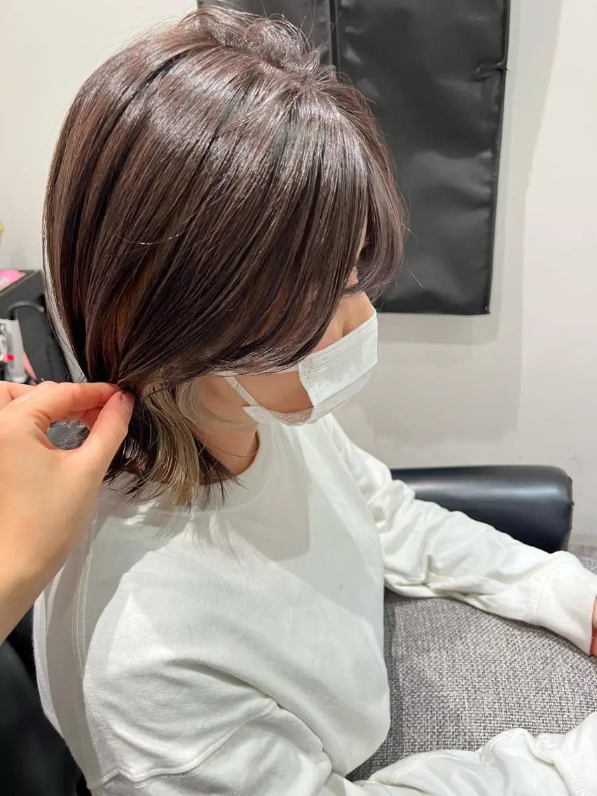 ミディアム カラー コテ巻き風パーマ 韓国風パーマ 無重力のヘアスタイル