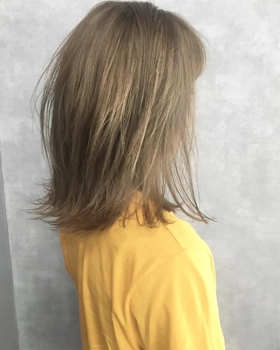 ミディアム カラー ベージュカラー レイヤーカット BLend 渋谷のヘアスタイル