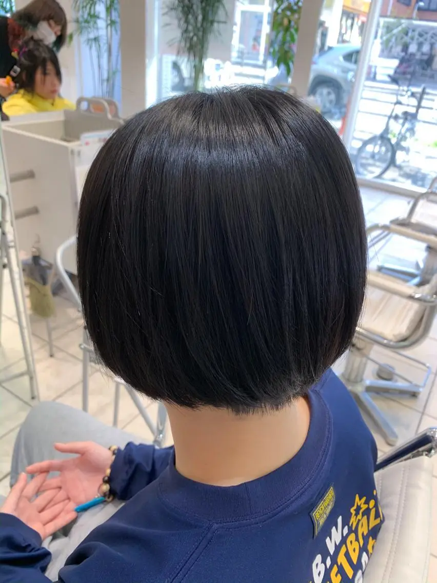 ショート カラー 黒髪 ブルーカラー ブルーブラック 地毛風ストレート/ 髪質改善/榎本流行のヘアスタイル