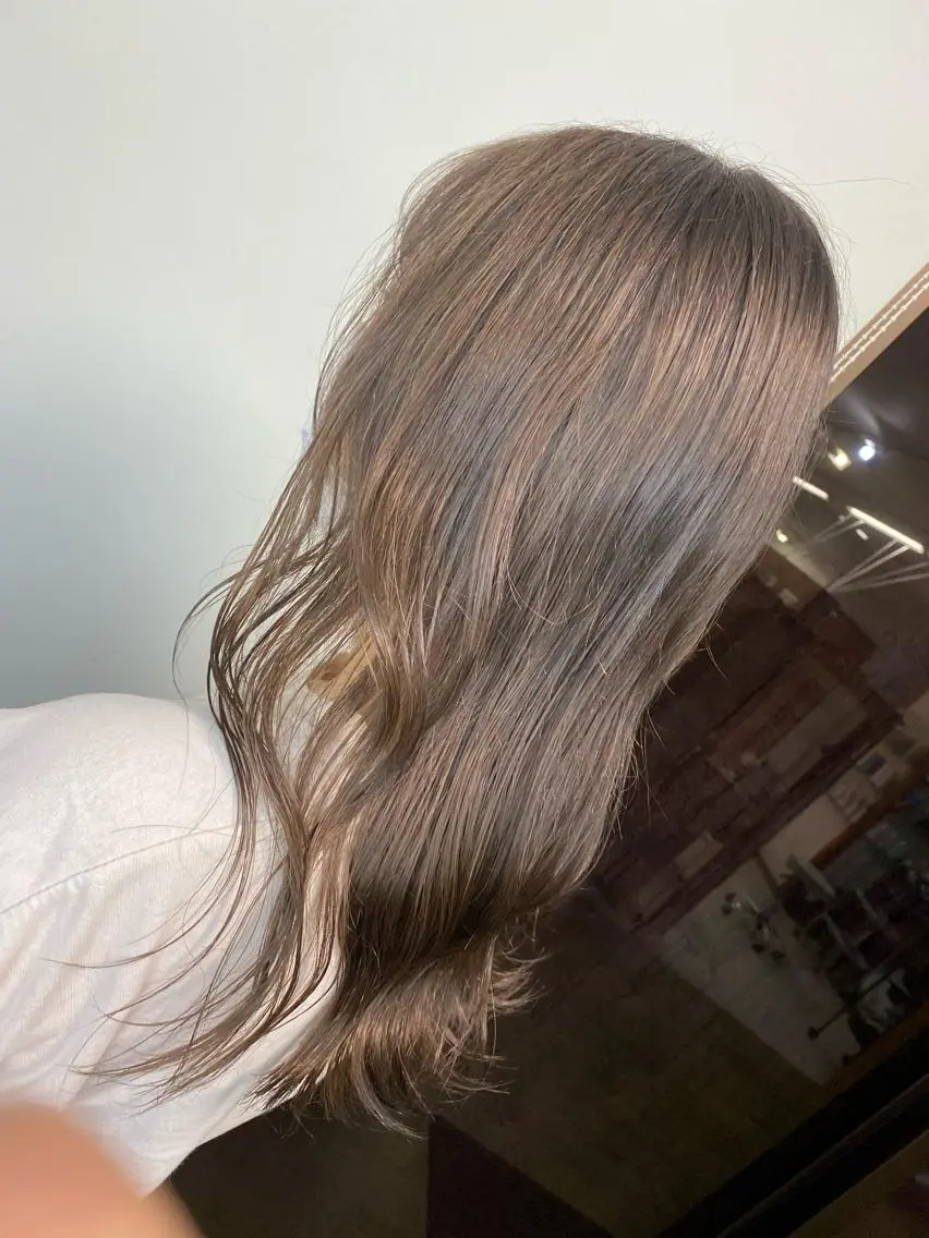 セミロング カラー ヘアカラー ブリーチカラー🫧 森　凪沙のヘアスタイル
