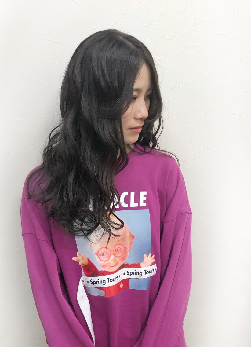 ロング カラー 透明感カラー グレージュ 青池 康宏のヘアスタイル