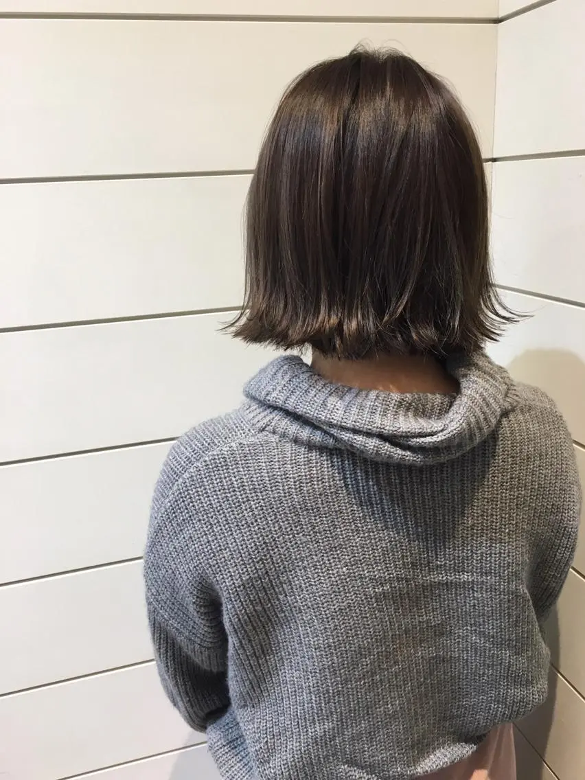 ショート カラー グレージュ 鍵山 千秋のヘアスタイル
