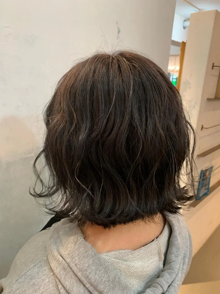 ショート カラー ブリーチ グレージュ ヘアカラー トリートメント 🍑艶髪✖️暖色系 ✨momoka🍑のヘアスタイル