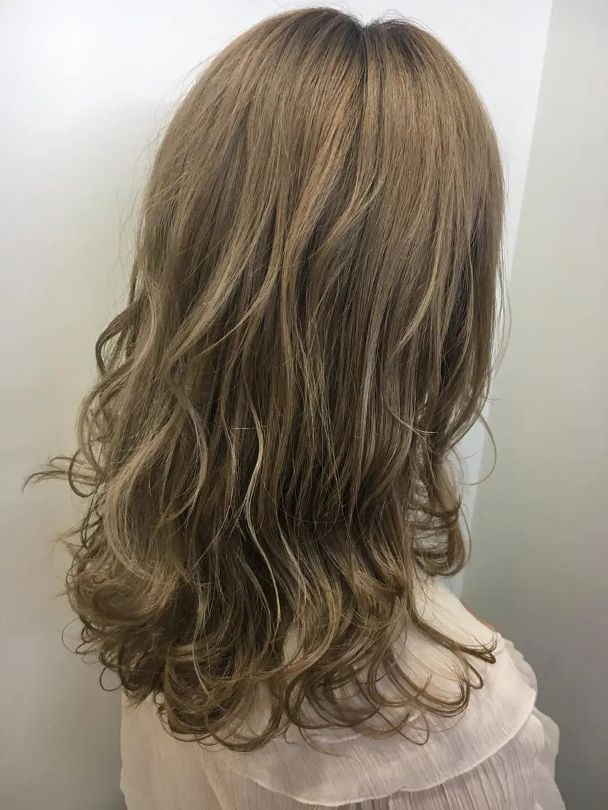 ロング カラー ベージュカラー ハイライトカラー ハイトーンカラー ハイライト ヘアカラー 永井 大希のヘアスタイル