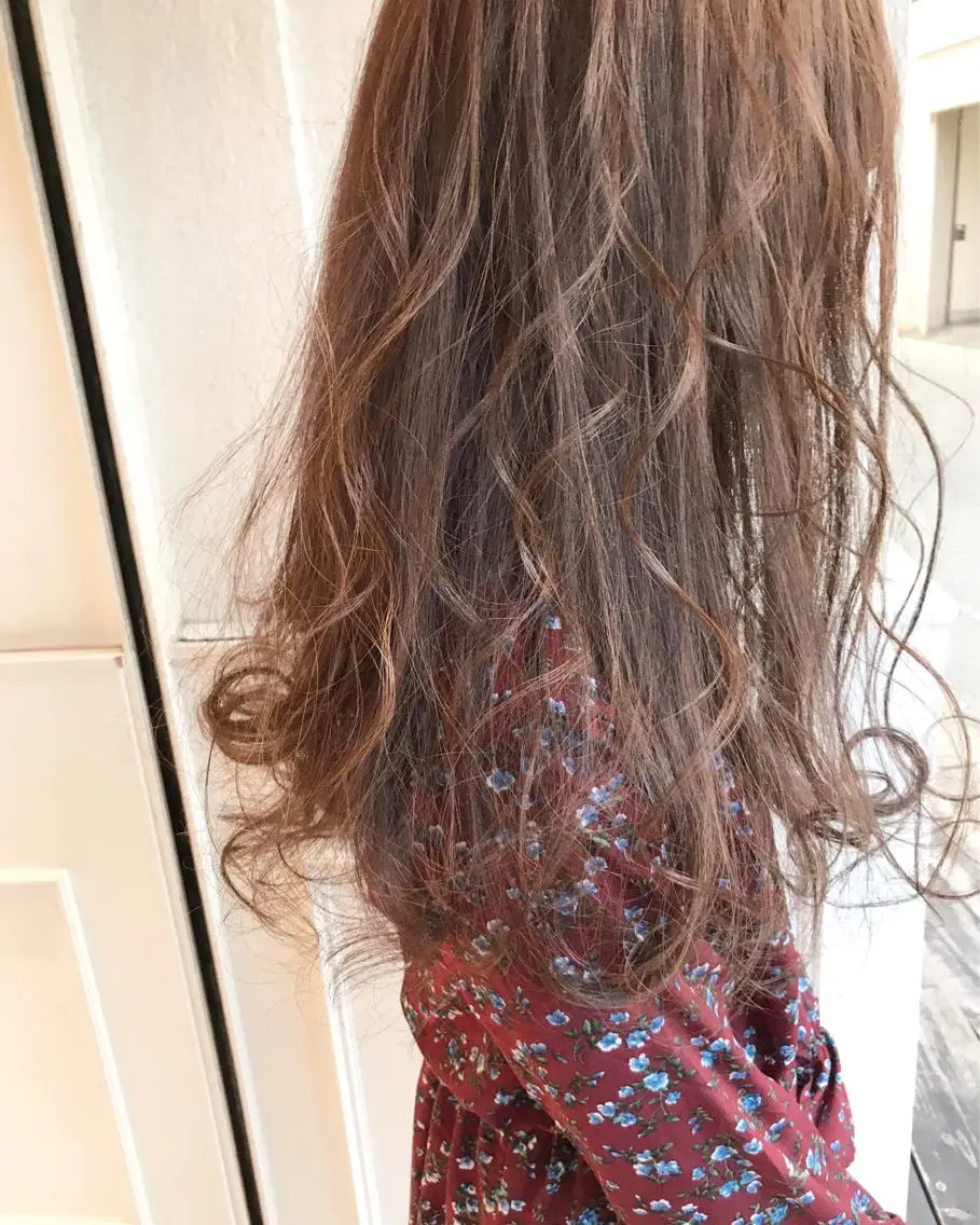 ロング ラベンダーベージュ カット Musiiik hairのヘアスタイル