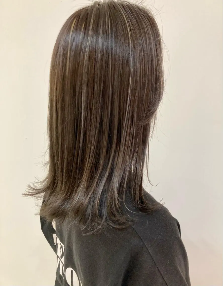 セミロング カラー ハイライトカラー ハイライト 品田 真里のヘアスタイル