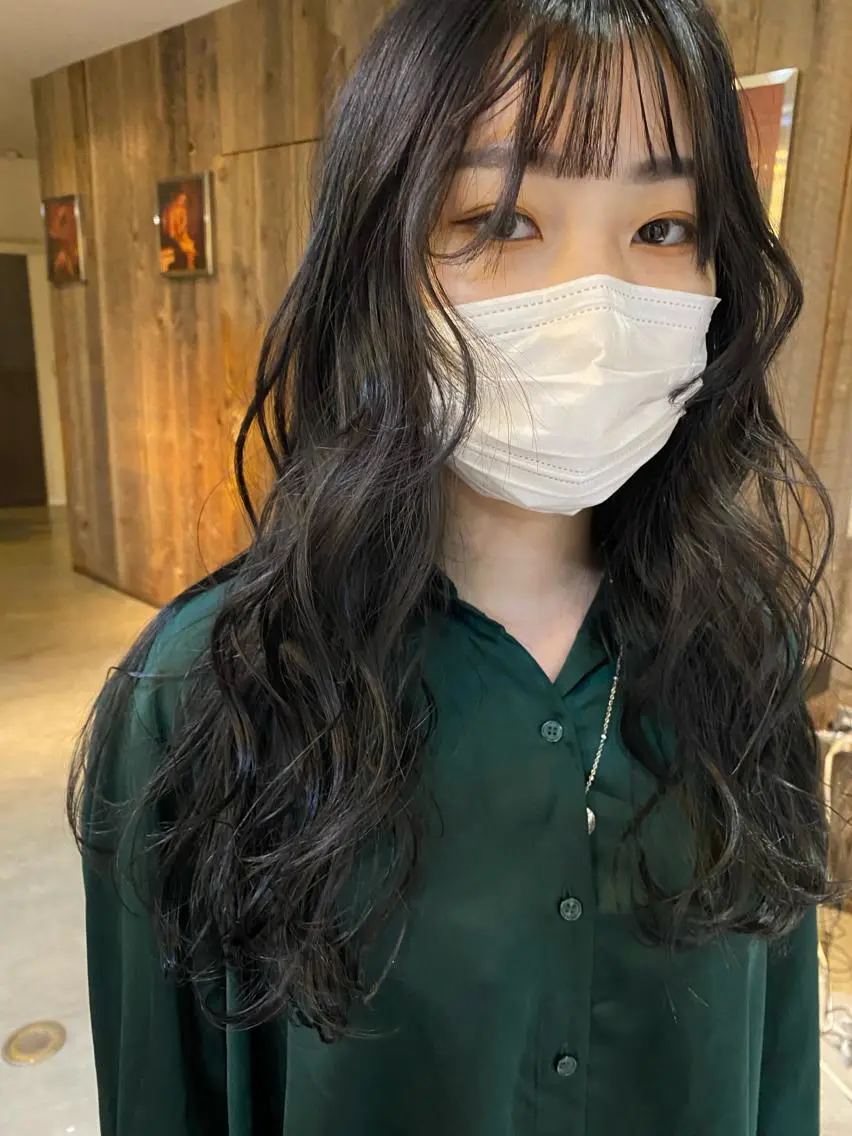 ロング カラー パーマ ヘアアレンジ メンズ キッズ ネイル mana 暖色カラーカットのヘアスタイル