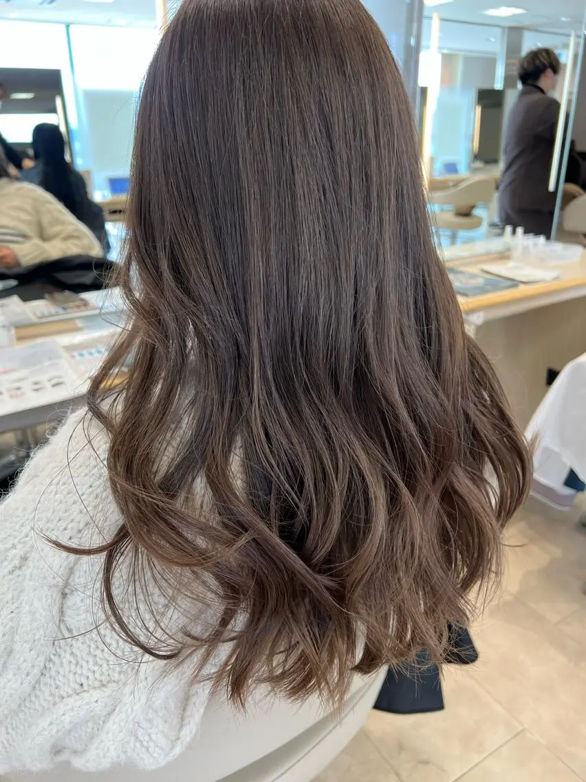 ロング カラー グレージュ ミルクティーグレージュ ヘアカラー トリートメント 盛れるレイヤーカット 得意🌹井上美沙のヘアスタイル