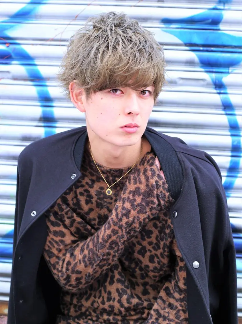 ショート カラー パーマ メンズ マッシュ アッシュ オリーブアッシュ 境 健助のヘアスタイル