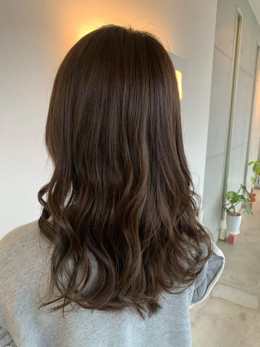 ミディアム アッシュ おせ ちさとのヘアスタイル