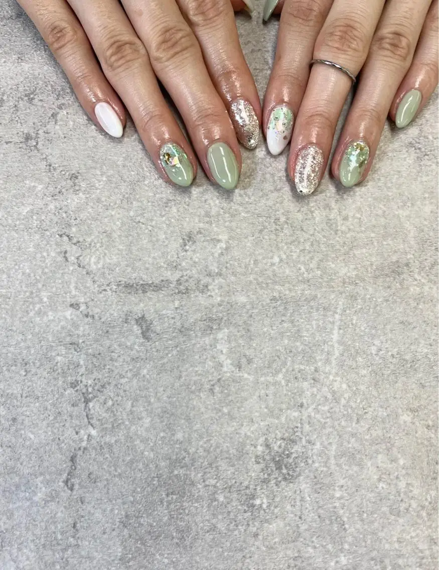 ネイル グリーン キラキラネイル FASTNAIL PLUS 新宿店のネイルデザイン