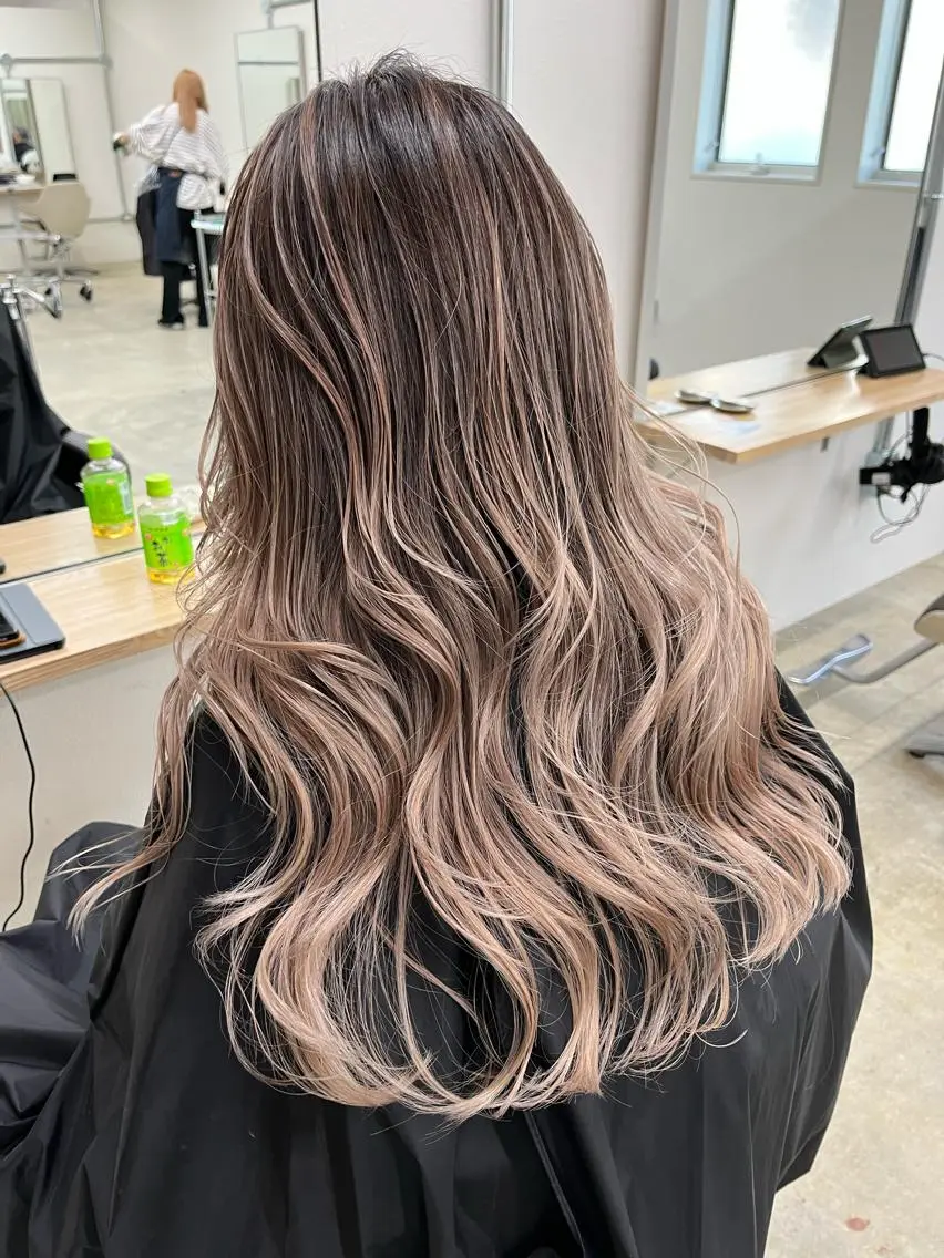 ロング レイヤーカット ヘアカラー Tsuyoki .のヘアスタイル