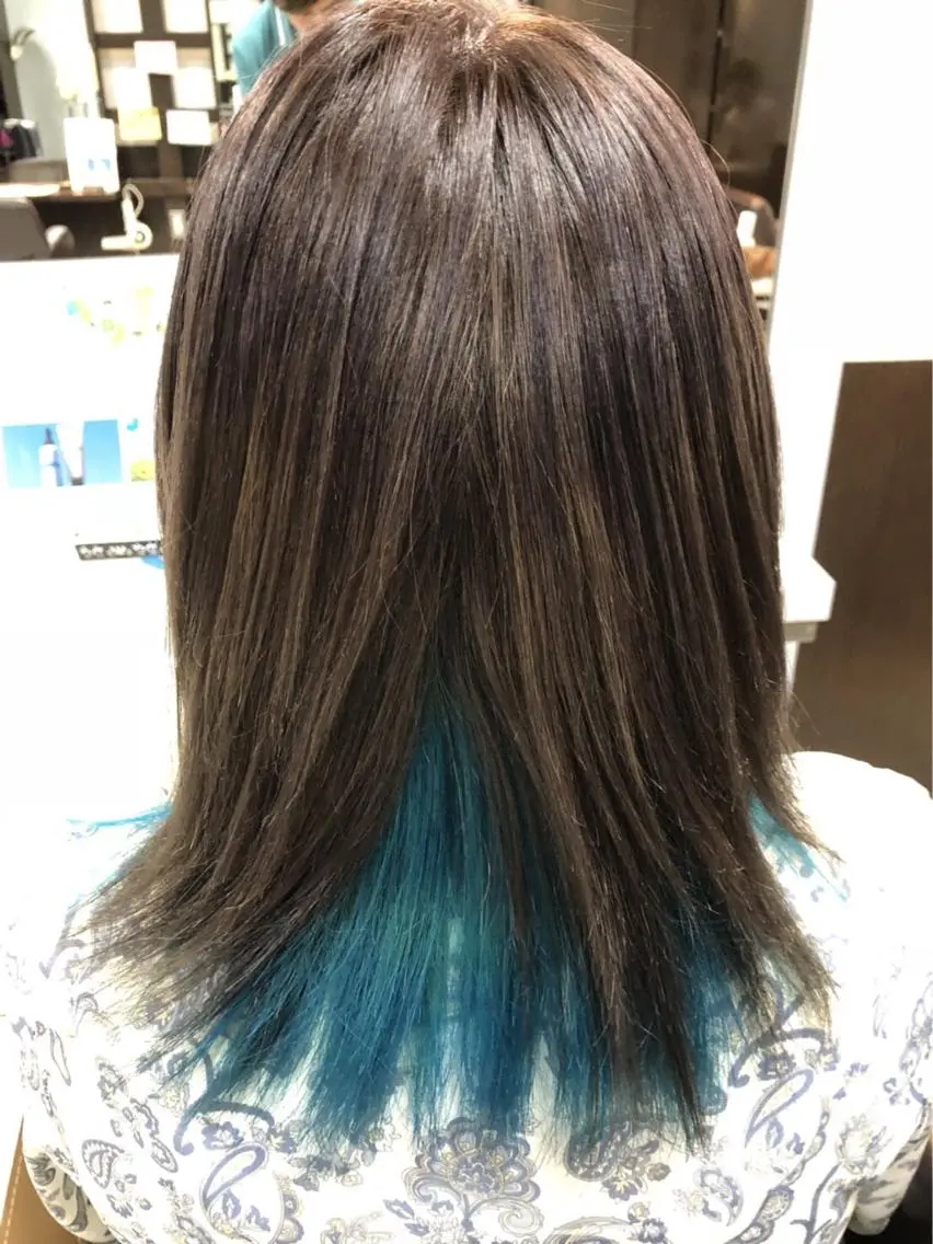 ミディアム カラー ブルーカラー インナーカラー シルバー CA-PETZ 大石 ゆうなのヘアスタイル