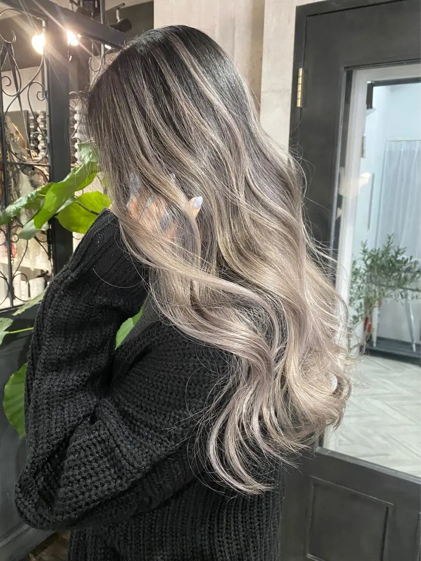 ロング Mika XELVEのヘアスタイル