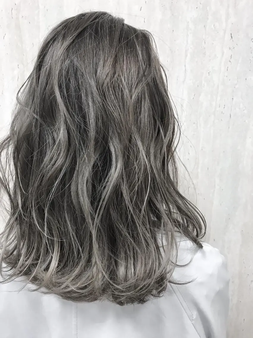 ミディアム カラー 透明感カラー ダブルカラー グレージュ ヘアカラー BOX mico.のヘアスタイル