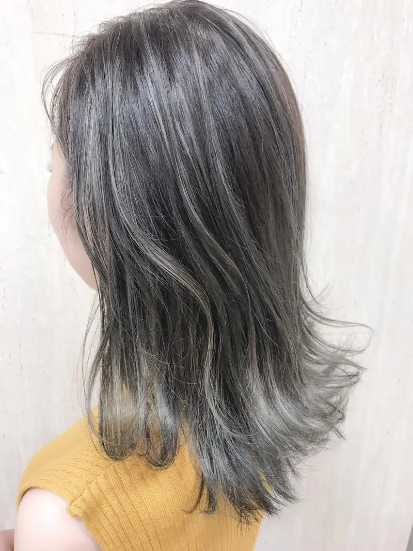 ミディアム カラー ハイライトカラー シルバー ハイライト ヘアカラー BOX mico.のヘアスタイル