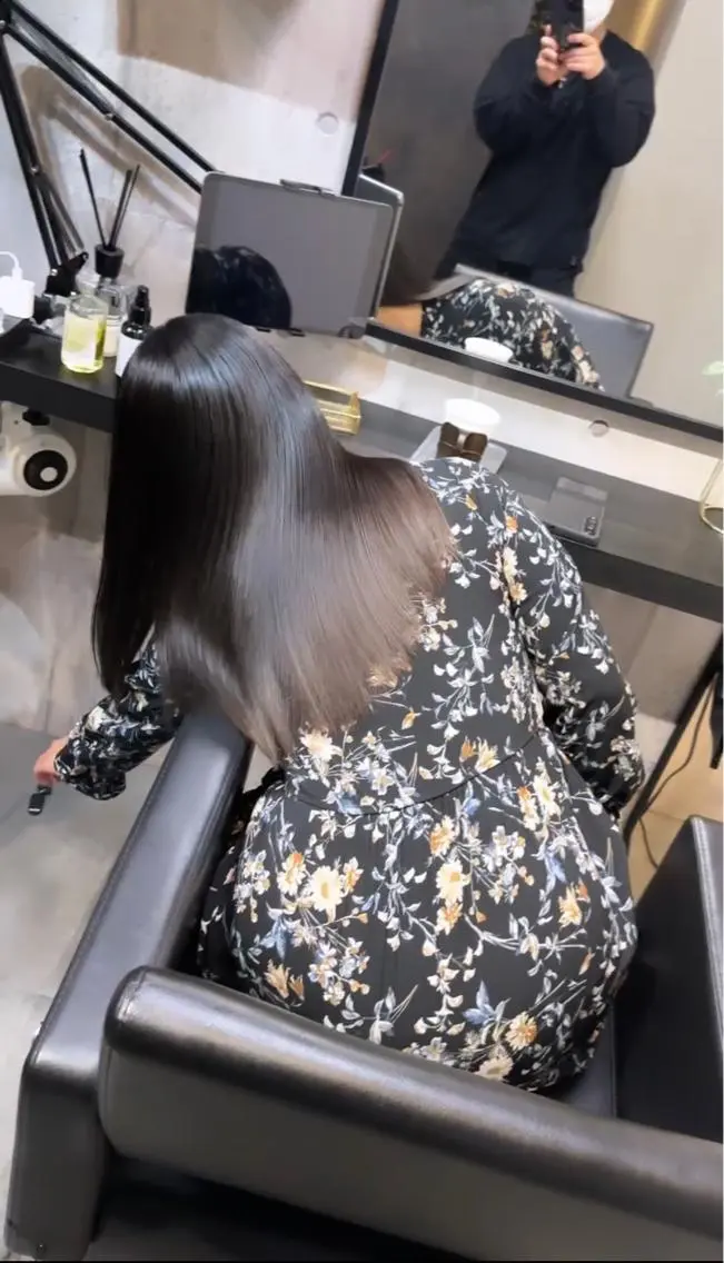 セミロング TAKAMI 髪と爪を同時に施術のネイルデザイン