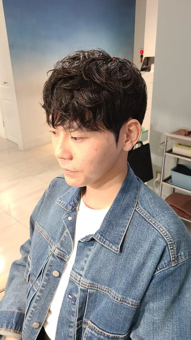 ショート パーマ メンズ ダウンパーマ カルマパーマ メンズ韓国風 マッシュ メンズパーマ 隈元 光のヘアスタイル