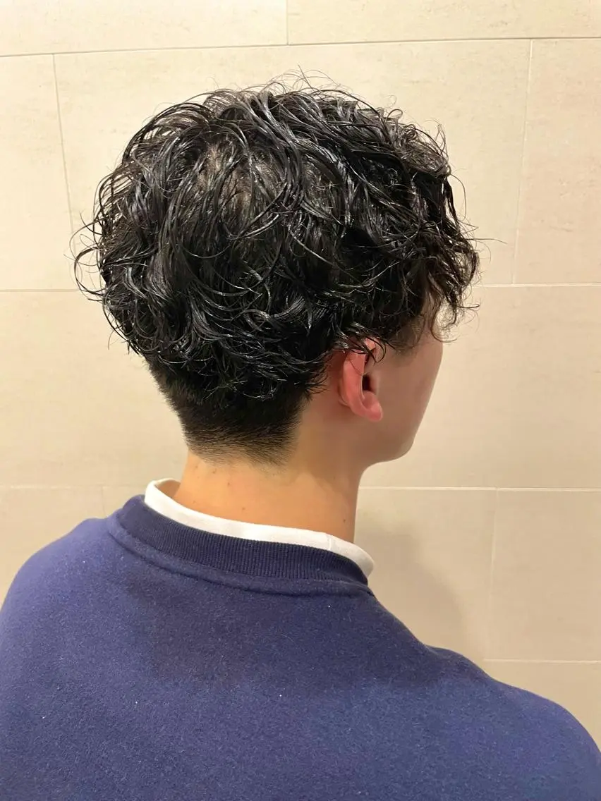 ショート パーマ メンズ センターパート メンズパーマ スパイラルパーマ メンズカット特化💈 遠山泰輝のヘアスタイル