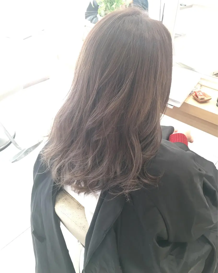 ミディアム カラー グレージュ ハイライトカラー ラベンダーカラー ラベンダーグレージュ ラベンダーグレー 小田原NO1 美容師 飯田飛翔のヘアスタイル