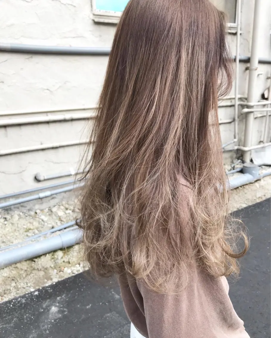 ロング ラベンダーベージュ ヘアカラー トリートメント Musiiik hairのヘアスタイル