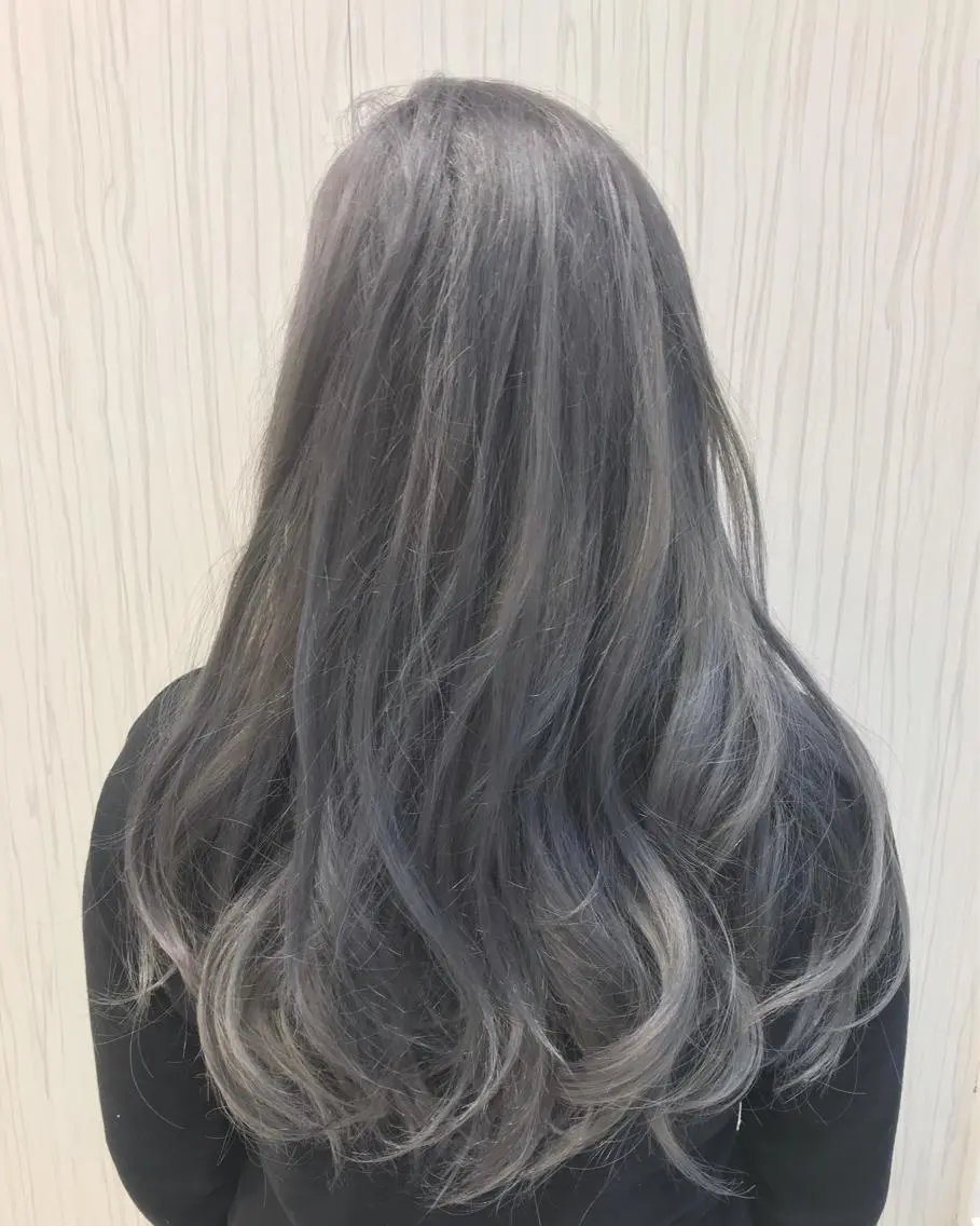 ロング カラー アッシュ アッシュグレー 中川 拓弥のヘアスタイル