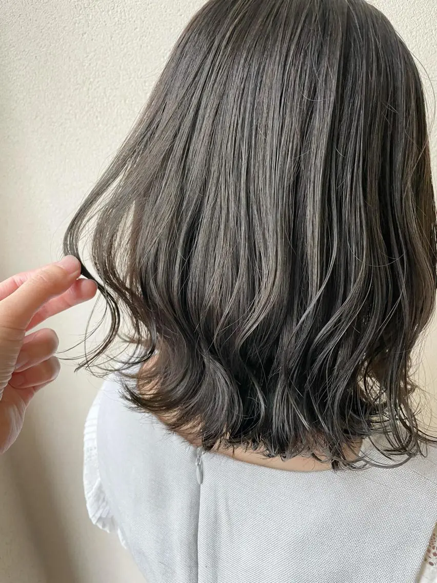 ミディアム カラー グレージュ カーキグレージュ ヘアカラー 沢田 瞳のヘアスタイル