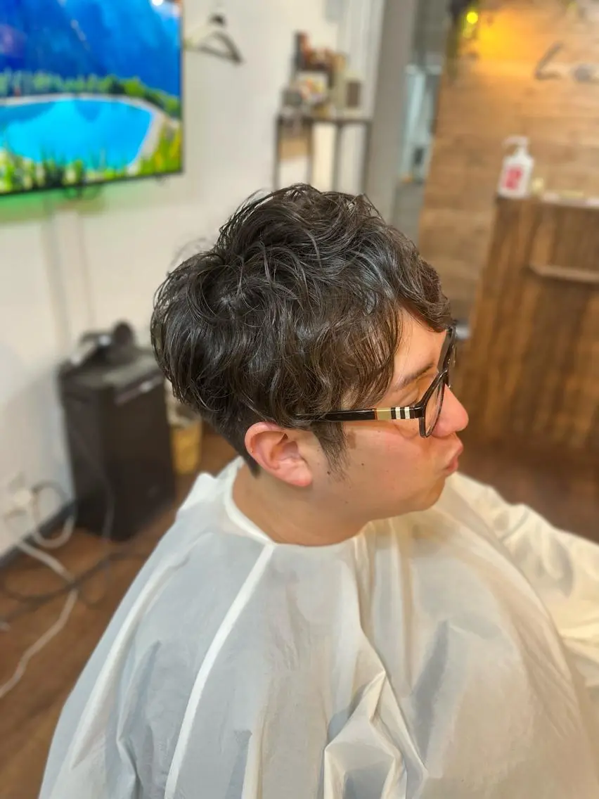 ミディアム パーマ メンズ ミディアムパーマ メンズパーマ くせ毛 カット パーマ トリートメント Luzir⭐︎ GEN⭐︎のヘアスタイル