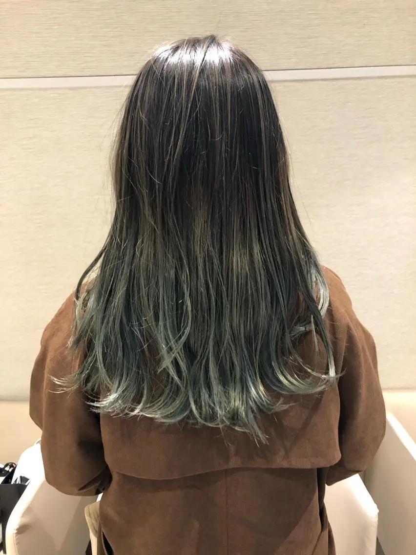 ロング カラー バレイヤージュ シルバー レイヤーカット dogstar小林諒 パーマ/レイヤーのヘアスタイル