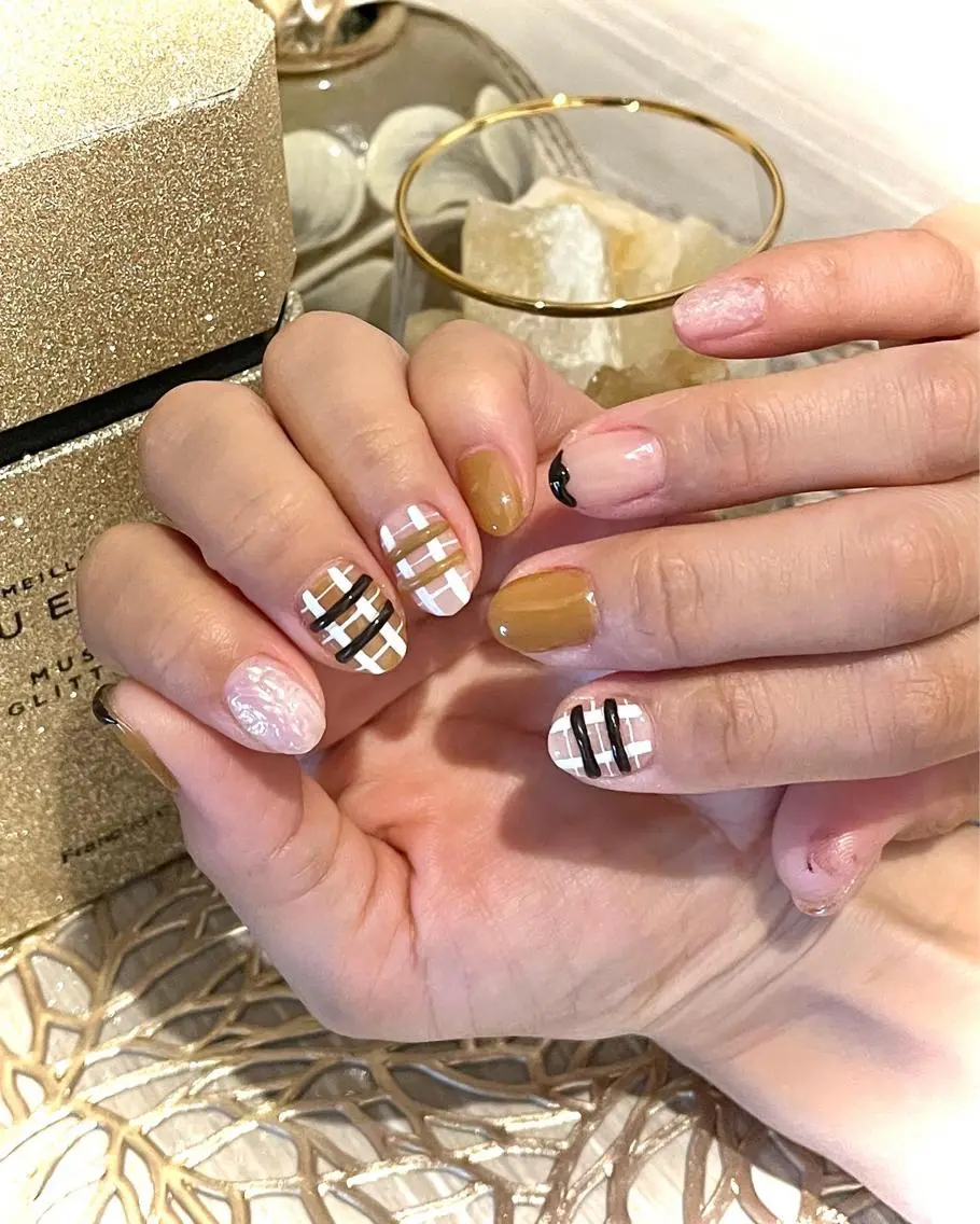 ネイル ジェルネイル キラキラネイル 韓国ネイル パラジェル ワンホンネイル nails' it...のネイルデザイン