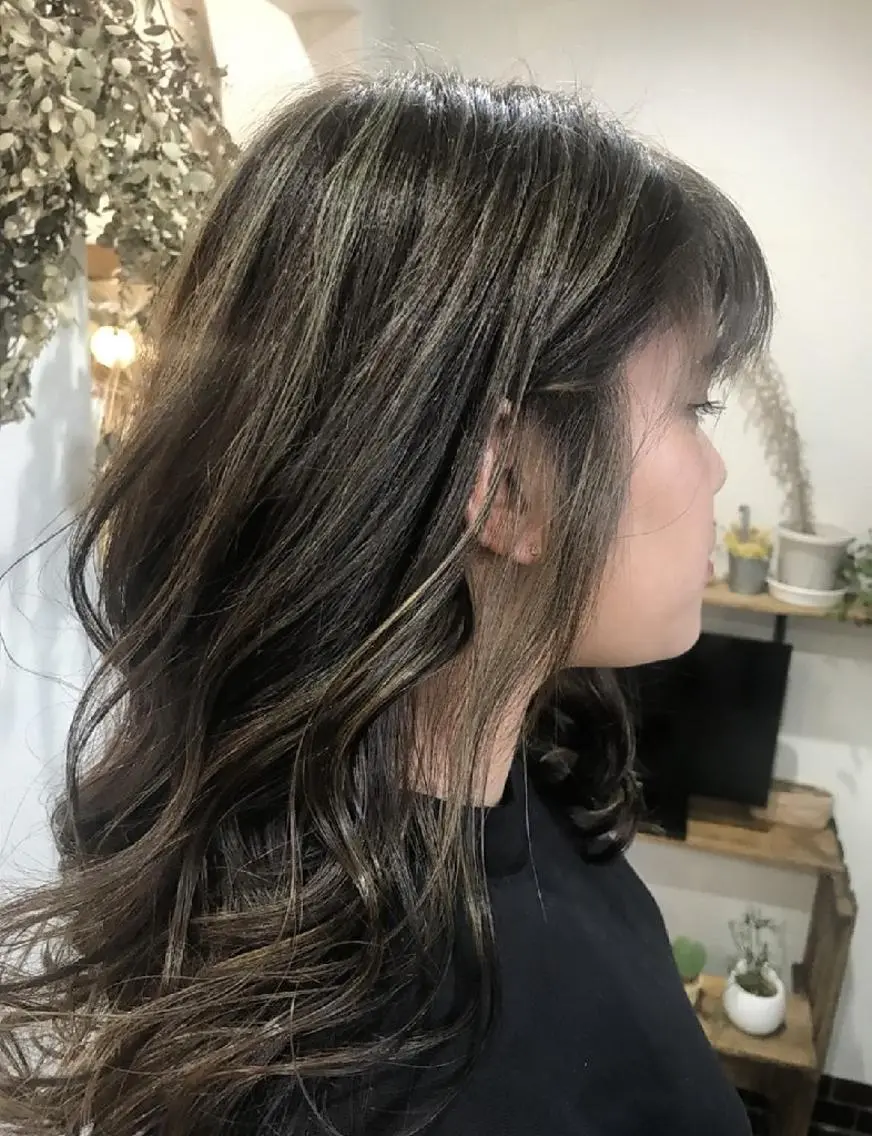 ロング ハイライト 佐藤 美咲のヘアスタイル