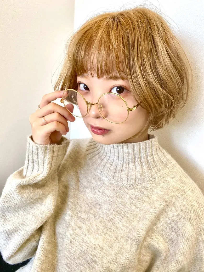 ショート カラー マツエク・マツパ ハイトーンカラー 有馬ミク🌈 似合わせ美容師のヘアスタイル