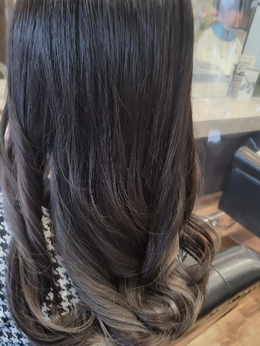 ロング カラー グレージュ インナーカラー ヘアカラー 関口 友菜のヘアスタイル