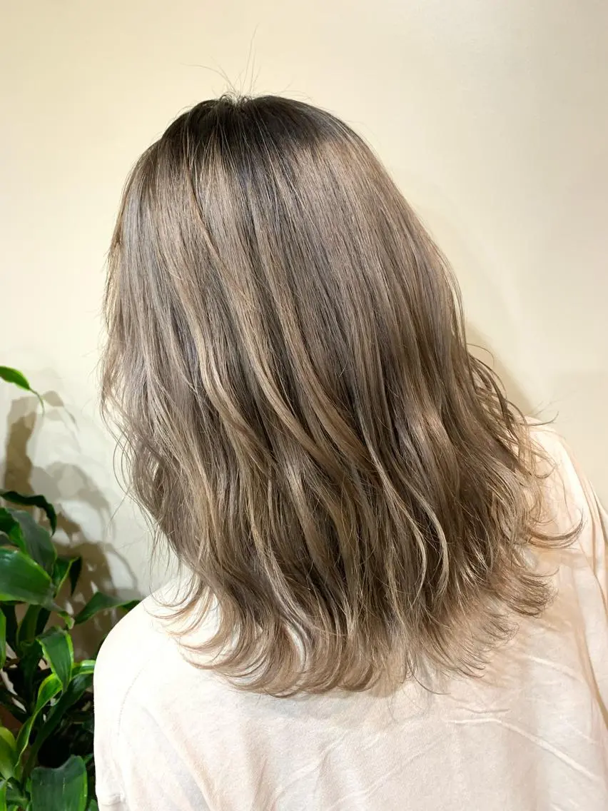 セミロング カラー グレージュ カット ヘアカラー トリートメント ハイトーン得意😍 Lumiereのヘアスタイル