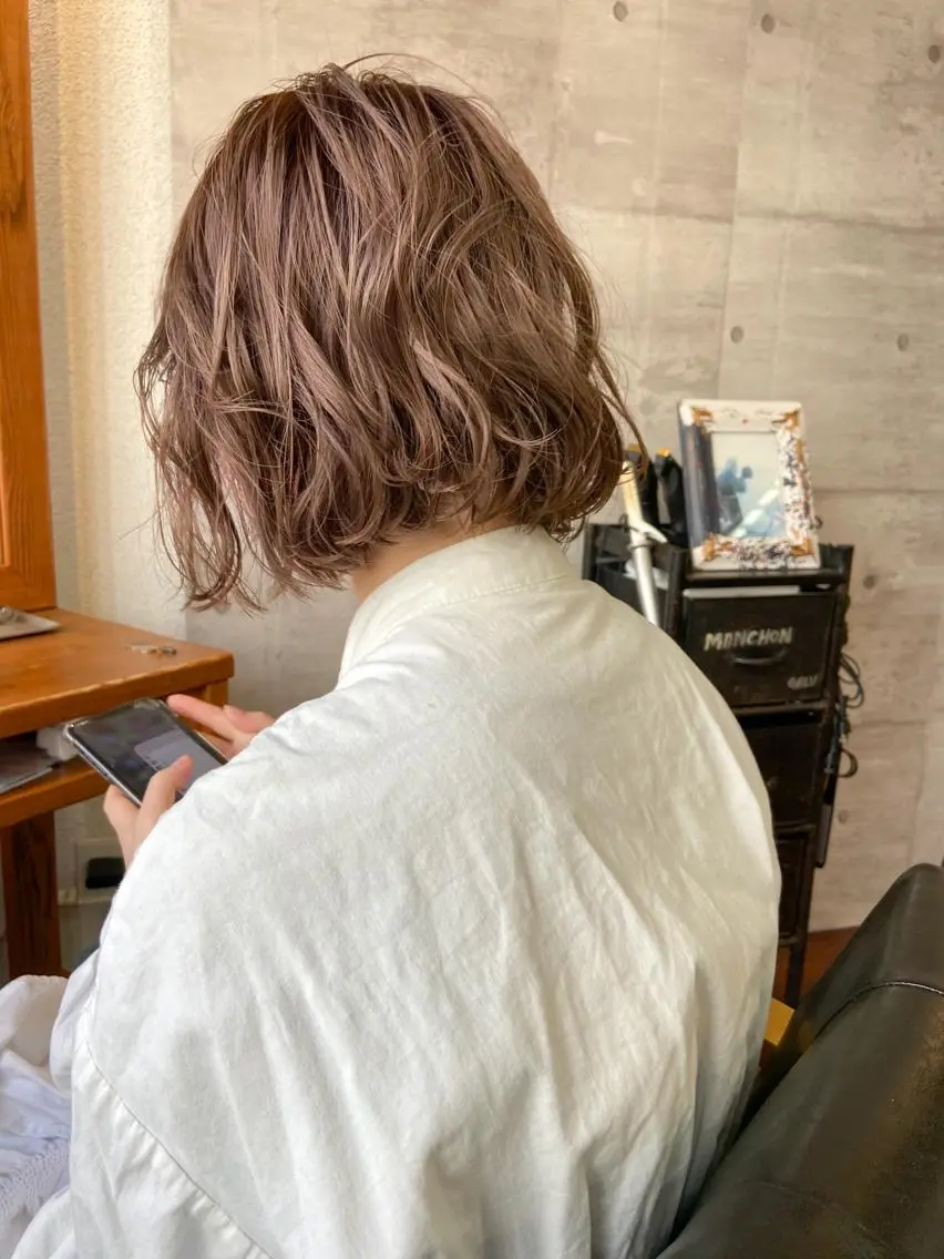 ミディアム カラー 黒髪 ハイライトカラー ハイトーンカラー イルミナカラー インナーカラー カット ヘアカラー トリートメント 岡本康平/ボブ/ブリ ーチ/酸性ストレートのヘアスタイル