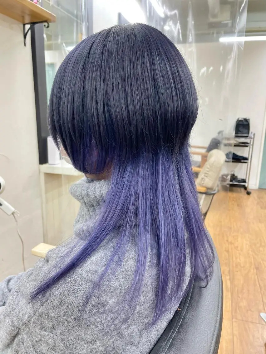セミロング カラー ブリーチ ダークグレー バイオレットカラー 青木 優歩のヘアスタイル