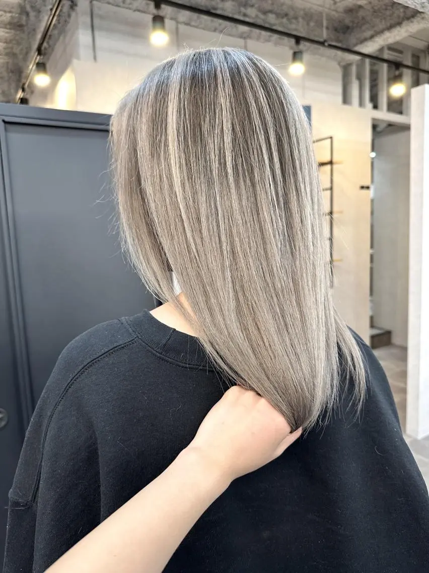 セミロング ヘアアレンジ カラー ハイトーン カラーのヘアスタイル