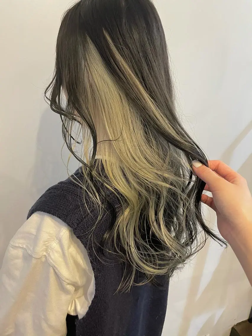 ロング カラー ブロンド ダークグレー インナーカラー 安藤 佑衣のヘアスタイル