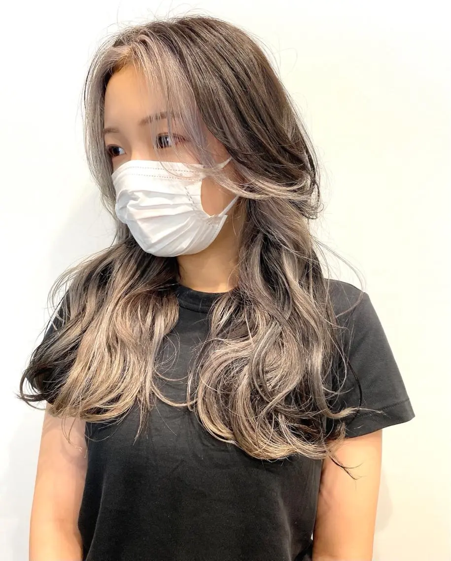 ロング カラー ブリーチ インナーカラー シルバー 似合わせカット ♡レイヤーカット れお♡のヘアスタイル