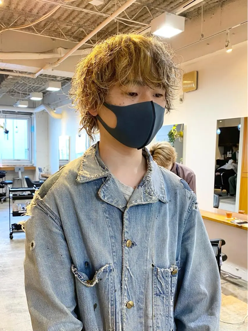 ミディアム カラー パーマ メンズ メンズハイライト 波巻きパーマ ハイライトカラー ハイライト JINKIメンズ特化 メンズカットパーマのヘアスタイル